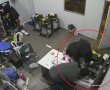 בלי בושה: נכנסו למשרדי העסק וגנבו לאור יום את הפדיון היומי מהקופה – צפו בתיעוד