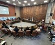 לאחר דיון לילי ונרחב: בעירייה החליטו לבינתיים לא לחזור ללימודים 