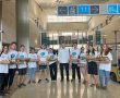 בצל המלחמה: חברת תנובה חילקה אלפי מוצרים בבית החולים 'סורוקה'  למשפחות הפצועים