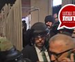 מתקפת קיצוניים בבית שמש: ראש העיר חולץ עם קסדה תחת מטר אבנים | צפו בתיעוד הדרמטי מ'מלחמת היהודים'